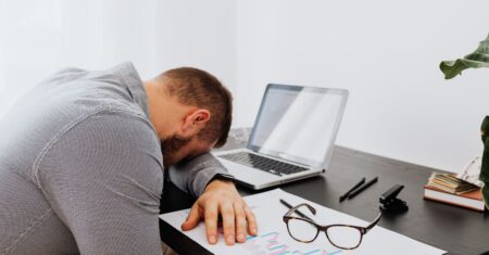 Cansado ao acordar? Veja as principais razões e como recuperar sua energia